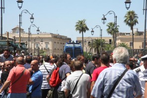 operai-taranto-bloccano-ponte-girevole