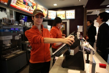 mcdonald-cameriera-2